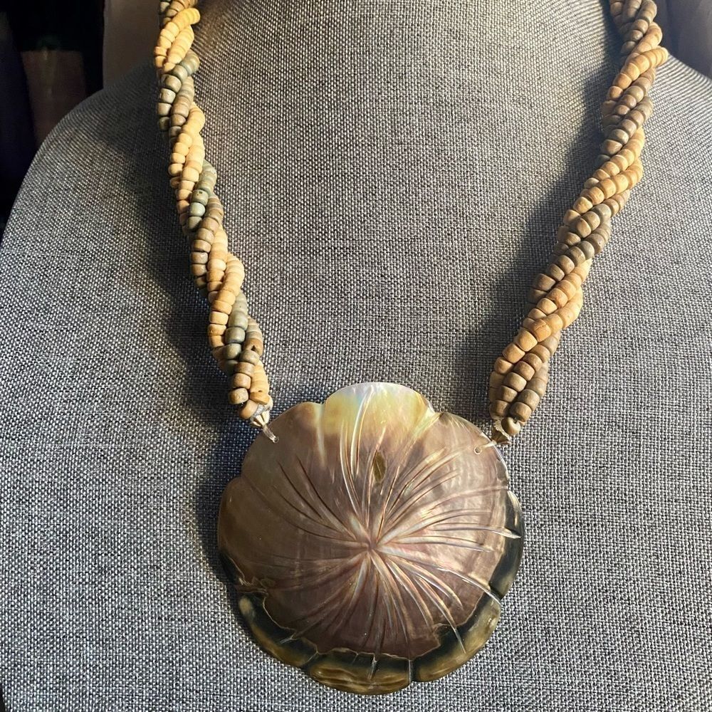 VINTAGE MOP shell & wood bead necklace